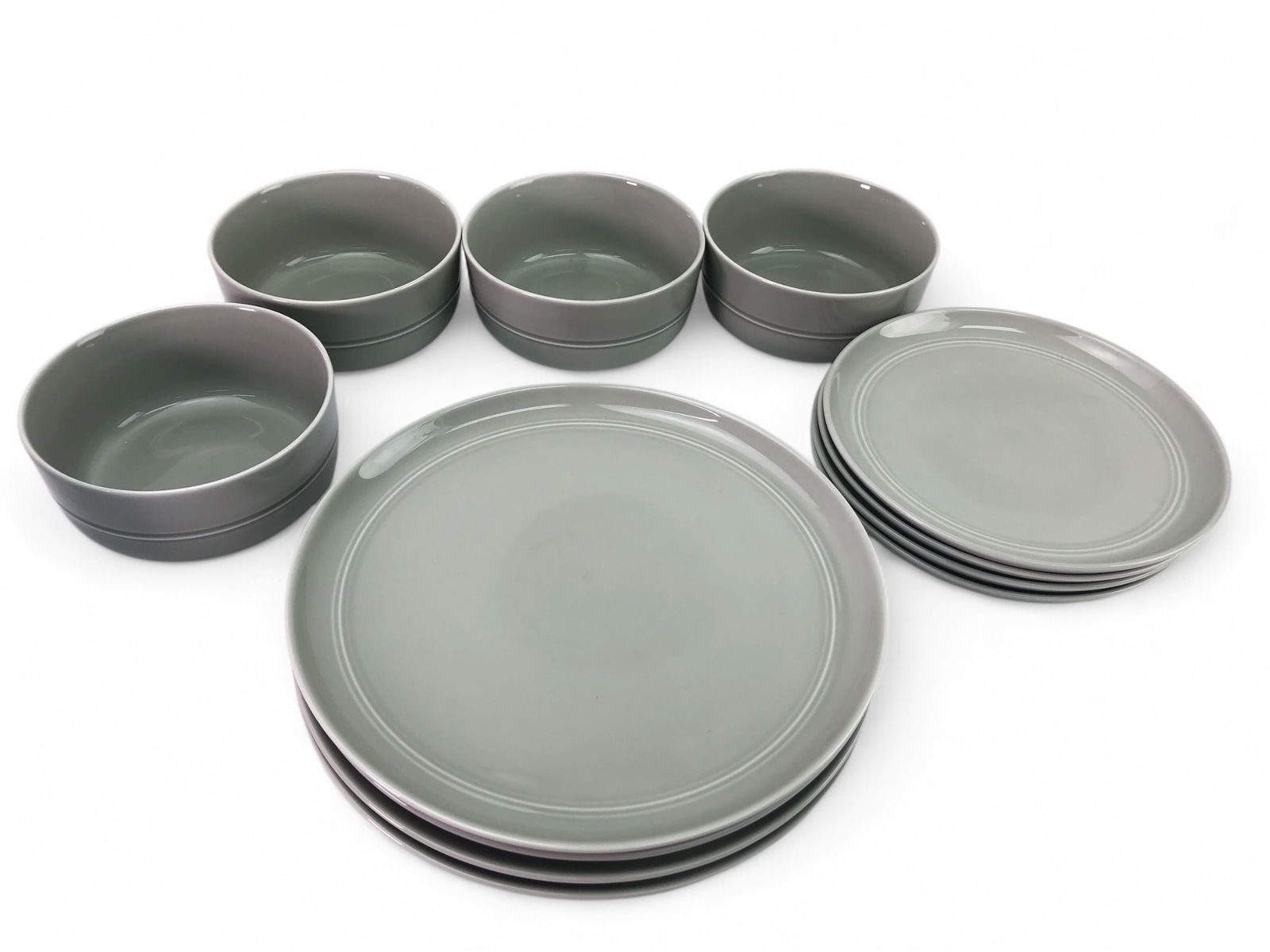 12pc Aaron Probyn For Crate & Barrel Dinnerware Lot: 12-piece Aaron Probyn for Crate & Barrel dinnerware set including 4 dinner plates (10.5 inches in diameter), 4 lunch plates (8 3/8 inches in diameter), and 4 bowls (6 inches in diameter). Clean and mo
