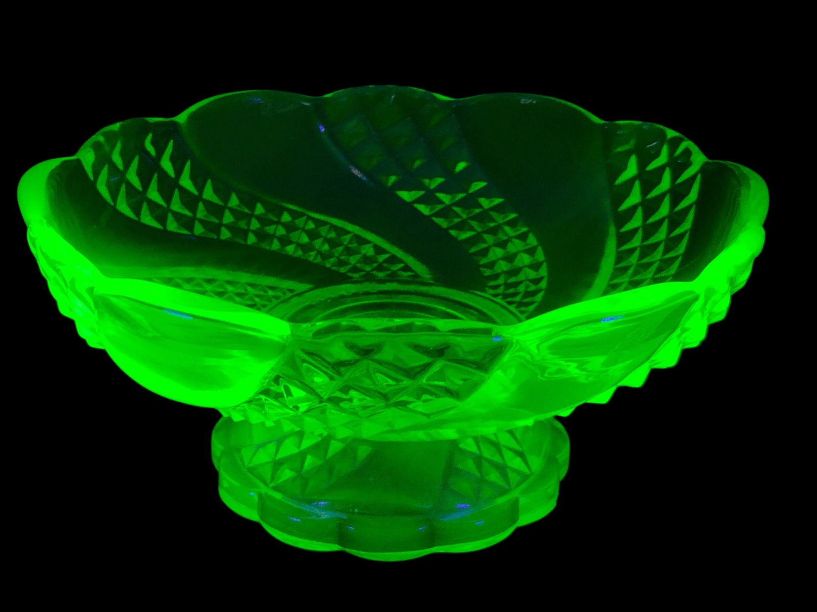 Uranium Baccarat Depose Green Glass Pedestal Bowl (1 of 10)