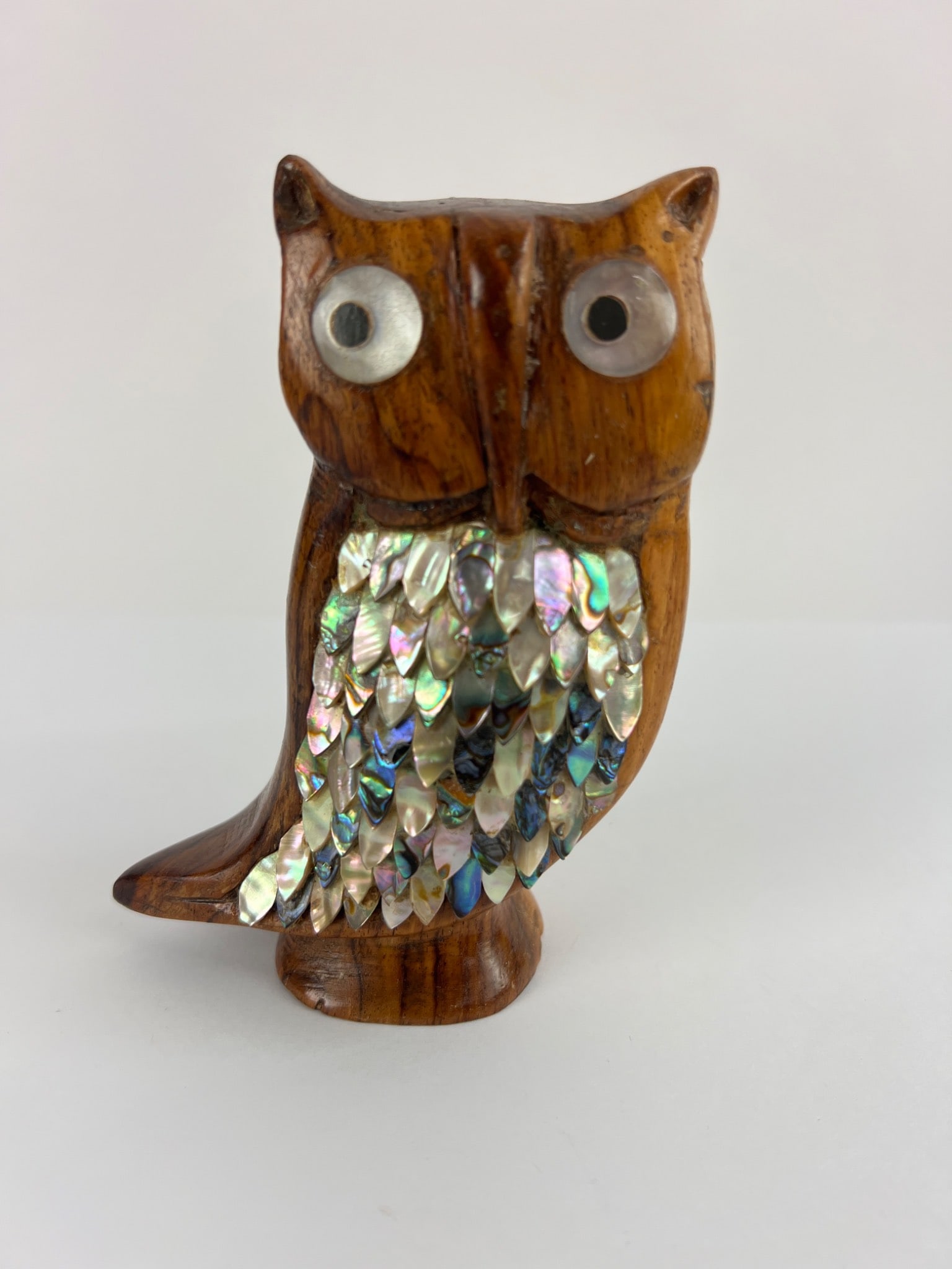 Los Castello Owl Wood Statue W/ Abalone Feathers: Rare Los Castello owl statue made from wood with abalone shell feather accents. Features a polished finish & intricate detail on the feathers. Marked on the base with label ‘Castillo’. Measures ap