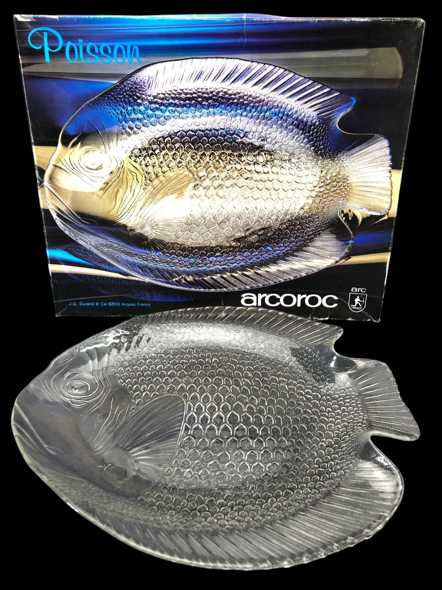 Vtg French Arcoroc Poisson Large Fish Platter: Vintage French Arcoroc Poisson large fish-shaped glass platter with original box. The platter measures 15 inches in length. Original box shows minor wear. Decorative and functional piece, ideal for se