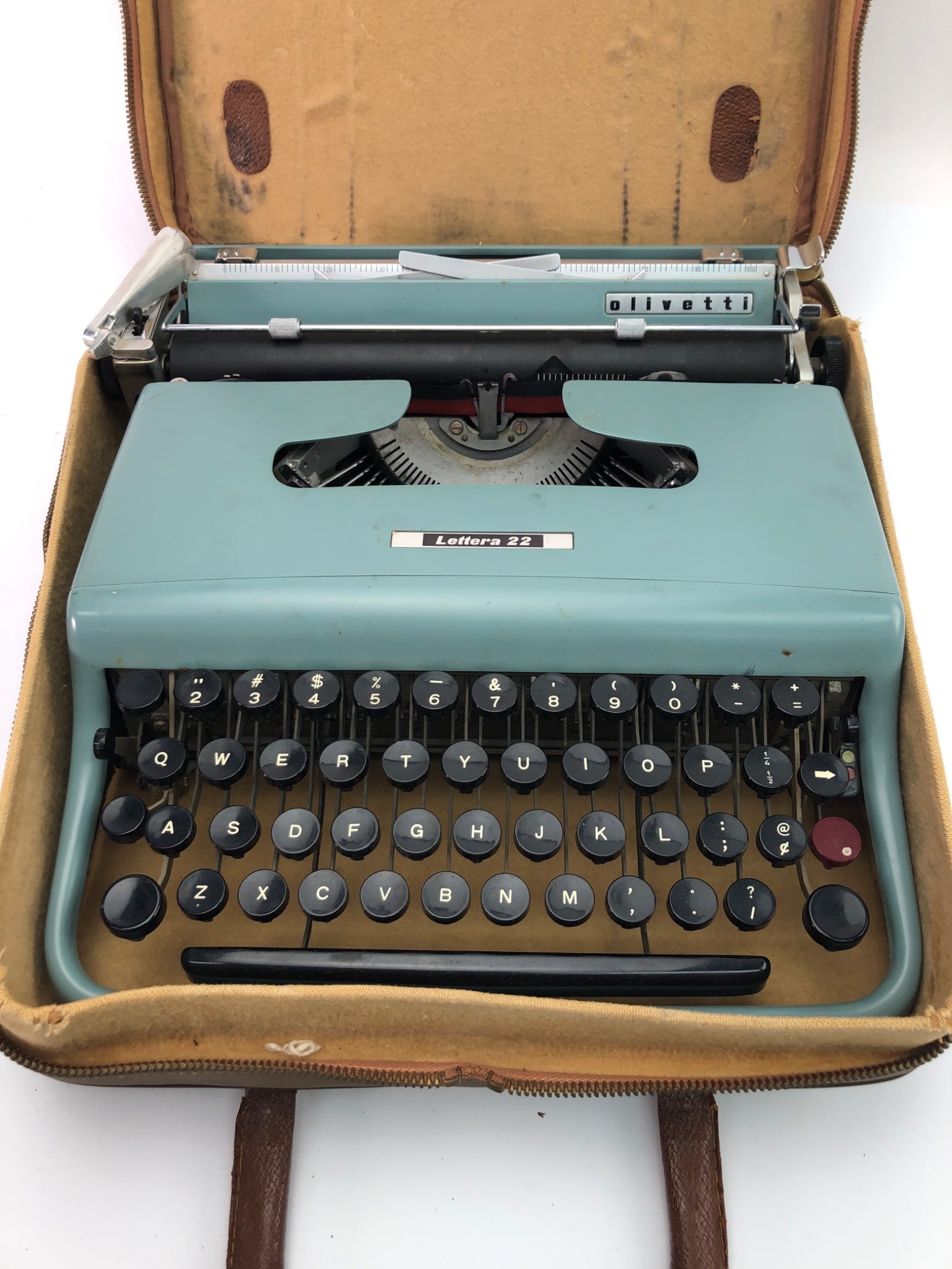 Olivetti Lettera 22 Typewriter With Case (1 of 5)