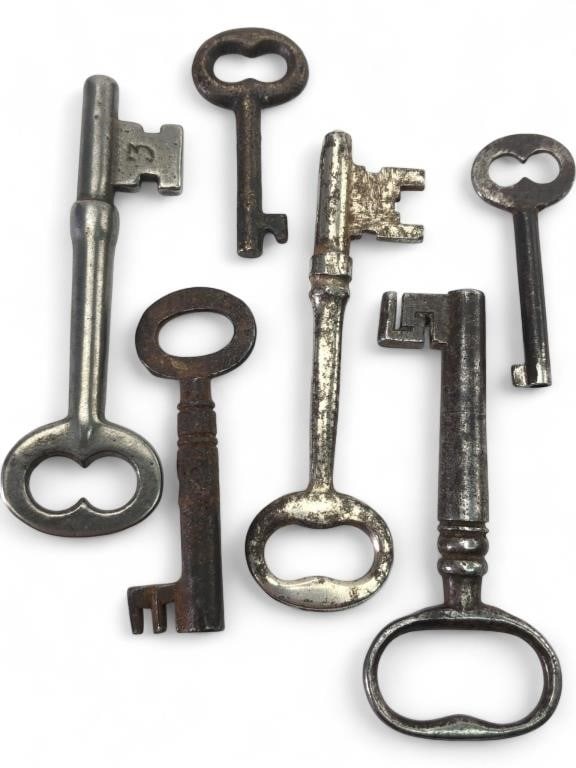 VTG Assorted Iron and Steel Skeleton Keys, Set of: A collection of six vintage skeleton keys of varying sizes and designs. The set includes both solid and hollow barrel keys, constructed from iron and steel. Features include various bit patterns and b