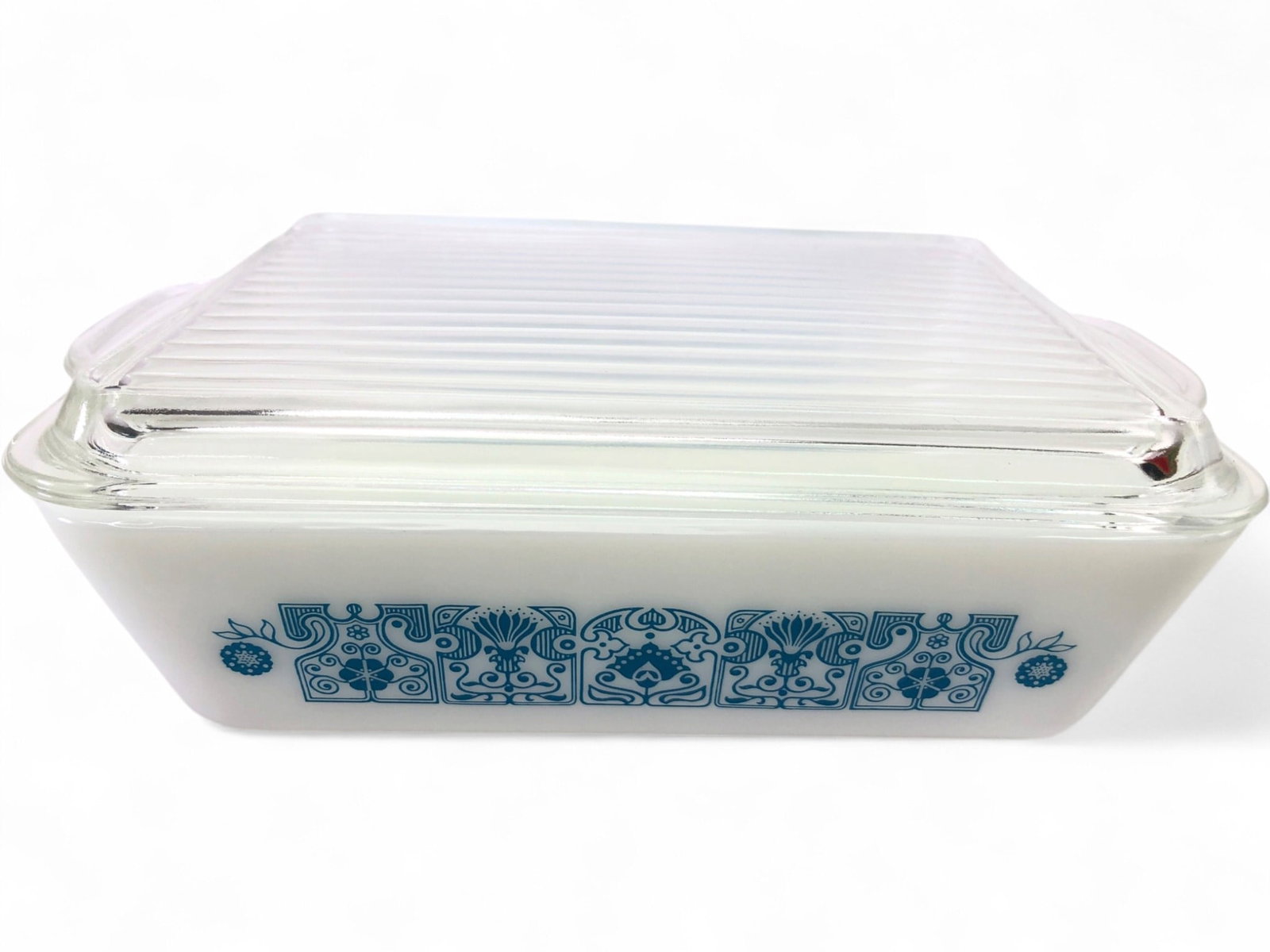Rare VTG Pyrex Horizon Blue Refrigerator Dish: A rare promotional vintage Pyrex refrigerator dish in the Horizon Blue pattern. This 1.5 qt. white milk glass dish features a blue decorative motif and comes with its original clear ribbed glass lid. 