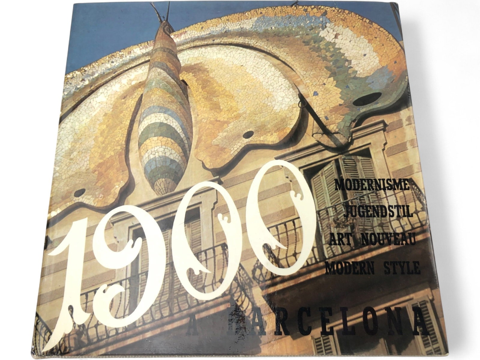 1900 en Barcelona Modernisme Art Nouveau Book: Hardcover book, '1900 en Barcelona', published by Ediciones Poligrafa, S. A., 2nd Edition, c. 1972. Part of the 'FOTOSCOP' collection, it features 88 photos & illustrations of Modernisme, Jugendstil, 
