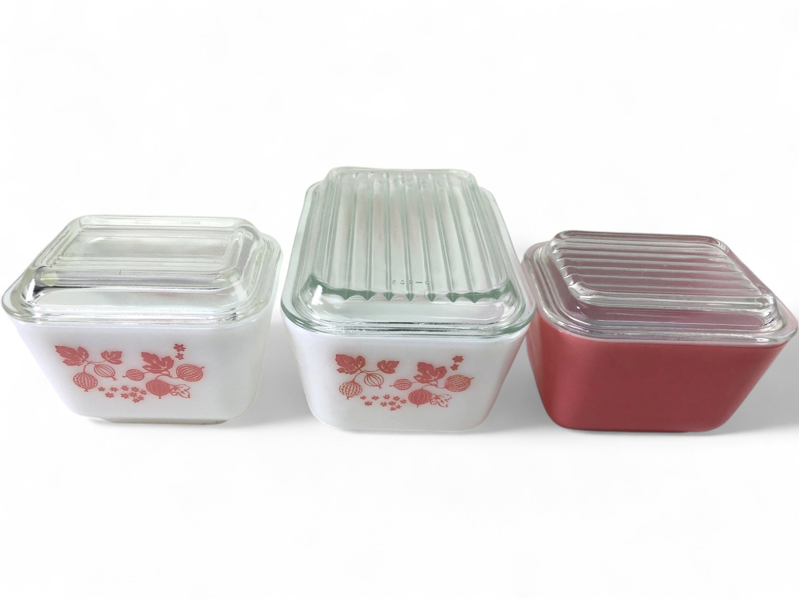 VTG Pyrex Gooseberry & Flamingo Refrigerator Dishes: Three vintage Pyrex milk glass refrigerator dishes with clear ribbed glass lids. Includes one #502 (1.5 pts) white rectangular dish, one #501 (1.5 cups) white square dish with pink Gooseberry pattern,