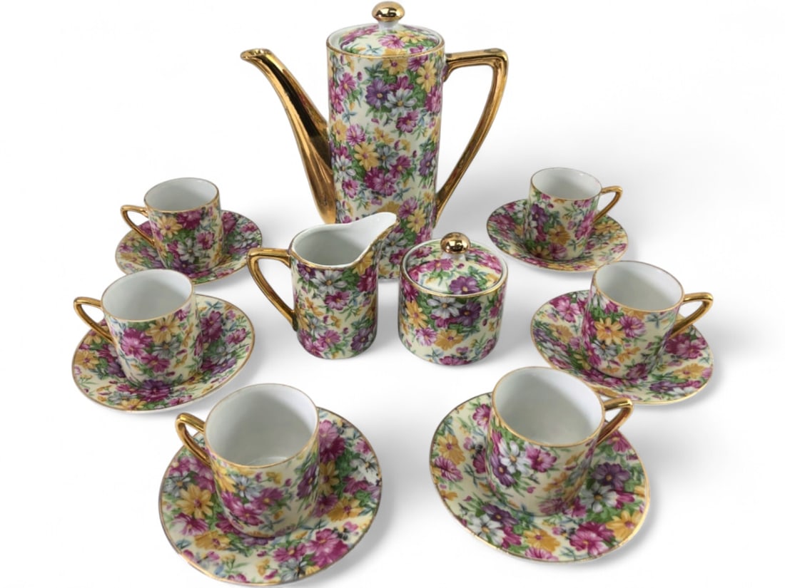 VTG Royal Crown Barrington Bouquet Demitasse Set: VTG Royal Crown porcelain demitasse set, featuring the 'Barrington Bouquet' chintz floral pattern with vibrant pink, purple, and yellow flowers, accented with extensive gold trim. This 15-piece set in