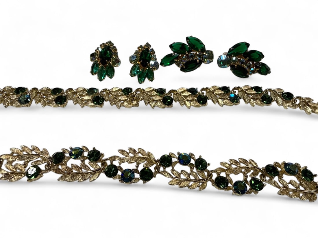 Lisner Gilt Leaf and Green Rhinestone Jewelry Set: Vintage Lisner jewelry set featuring a 15 inch necklace and a 7.5 inch bracelet with textured gilt leaf links and green round-cut rhinestones. Includes two pairs of coordinating clip-on earrings with 