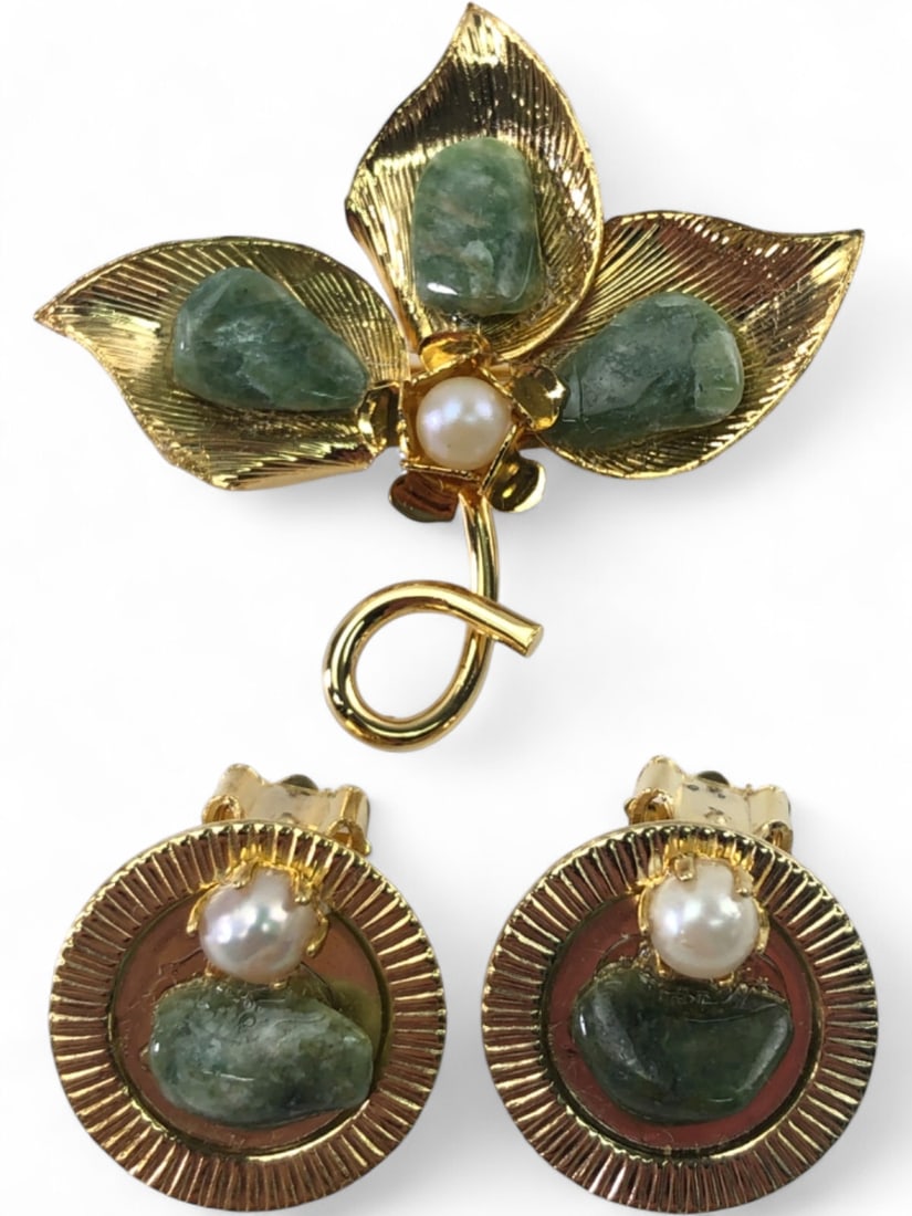 Jade and Pearl Floral Brooch and Earring Set: Unsigned jewelry set featuring a floral-motif brooch and a pair of matching clip-on earrings. The set is constructed from gold-tone metal with a textured finish. The brooch is designed as a three-peta