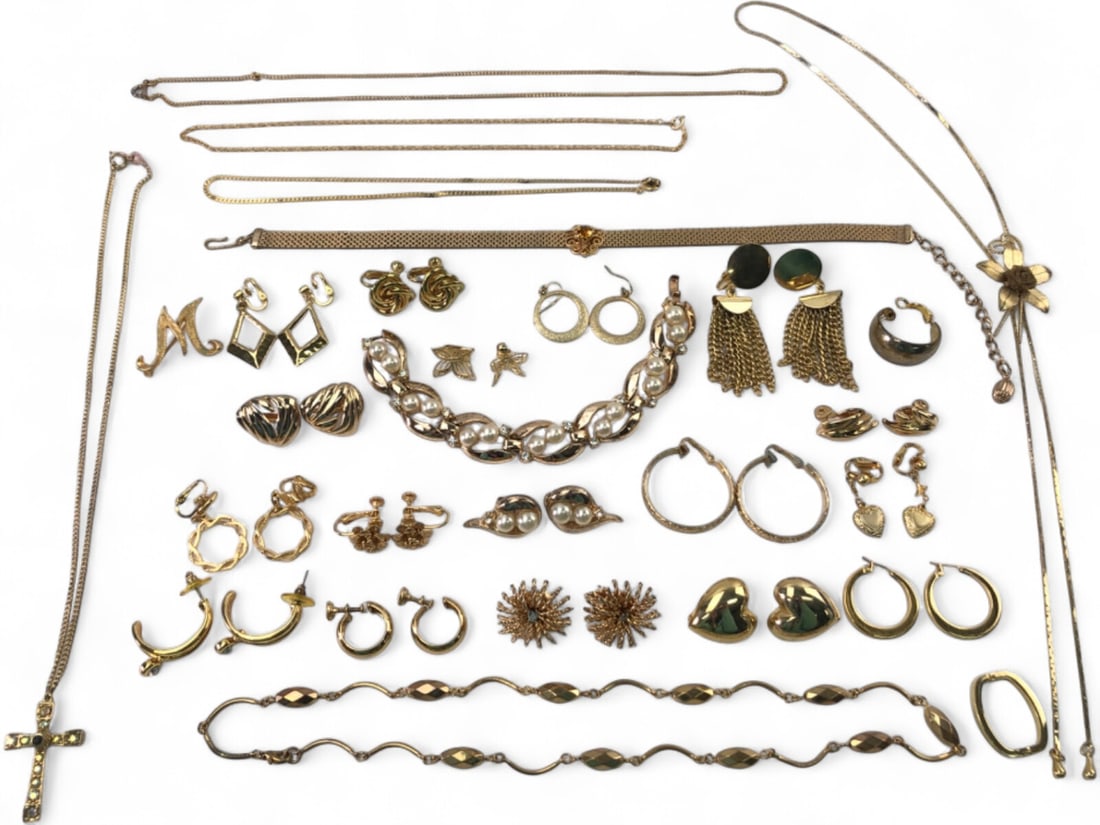 Vintage Gold Tone Costume Jewelry Collection (1 of 12)