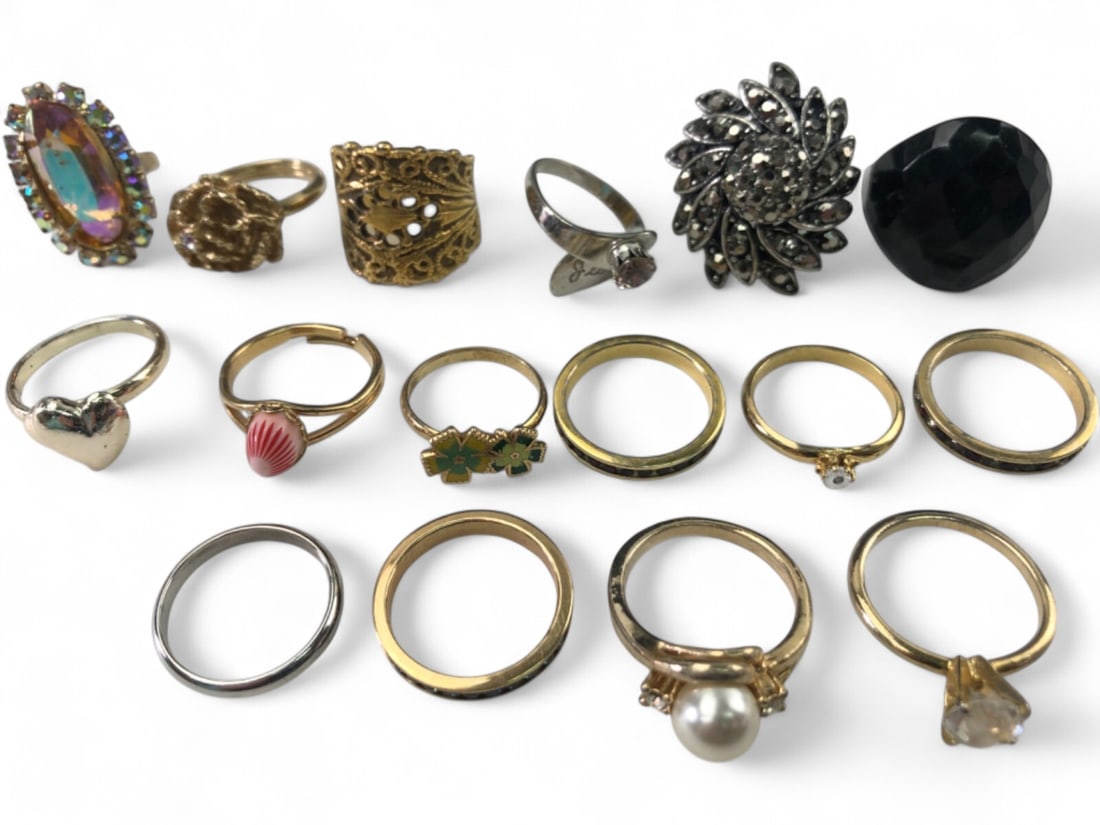 Assorted Costume Jewelry Ring Lot (1 of 9)