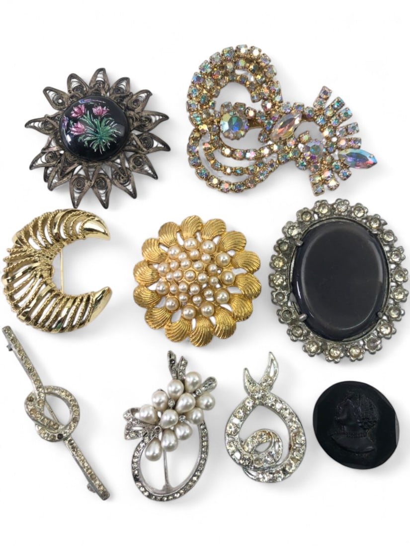 VTG Brooch Lot: Collection of nine vintage brooches and one cameo cabochon. Includes a gold-tone rhinestone spray brooch signed Dalsheim, a silver-tone faux pearl and rhinestone brooch signed Art, a gold-tone crescen