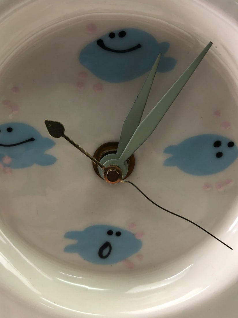 Signed Hand-Painted Ceramic Cat and Fish Mantle Clock - 8