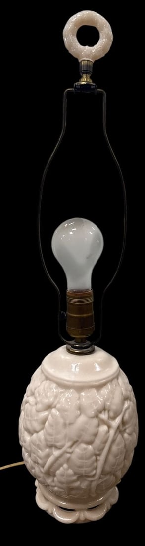 VTG Aladdin Alacite Glass Table Lamp: VTG Aladdin Alacite glass table lamp featuring an ivory-colored glass body embossed with a leaf and vine pattern. Includes a matching Alacite wreath-form finial and brass-tone hardware. Unmarked.