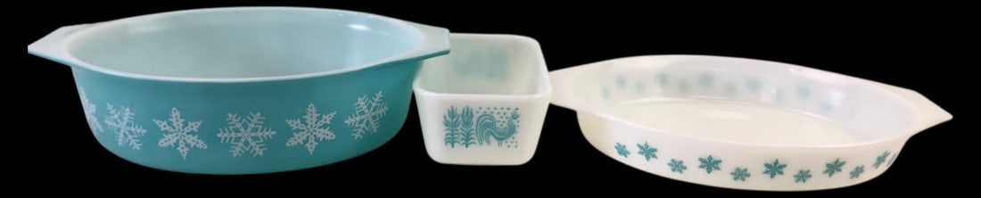 Pyrex Turquoise Snowflake & Butterprint 3pc Lot: 3-piece lot of Pyrex opal glass ovenware. Includes a 2.5 qt turquoise round casserole dish with white Snowflake pattern (043), a white oval dish with turquoise Snowflake pattern, and a 1.5 pt white re