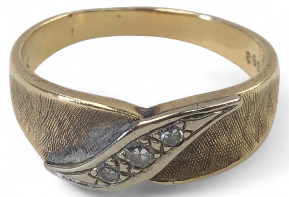 14K Gold Three-Stone Swirl Ring, Sz 7.5: 14K yellow gold ring featuring a sweeping swirl design set with three round diamonds (not verified). The band has a textured finish. Marked 14K with a stylized maker's mark and numbers 33 393. Acid te