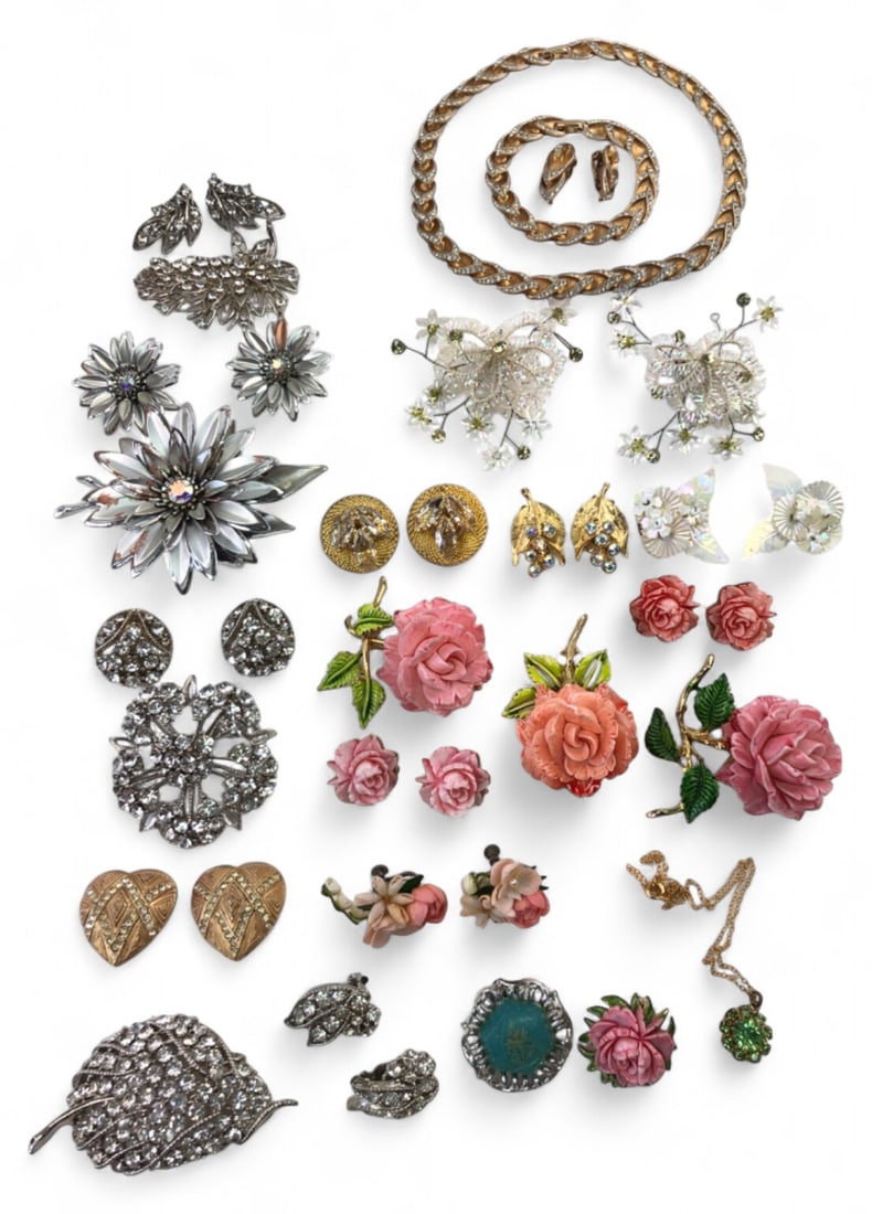 VTG Pell Mixed Costume Jewelry Brooches Earrings: Large mixed lot of vintage costume jewelry featuring a pink rose brooch marked © PELL. Includes rhinestone starburst and leaf brooches, molded plastic floral earrings, beaded sprays, and a gold-tone 