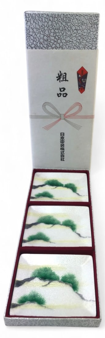 VTG Tutanka Japan Cloisonne Dish Set: Set of three vintage Tutanka Japan cloisonne trinket dishes in original presentation box. Features a traditional green pine tree motif on a textured silver-tone ground. Box marked for Nippon Denso