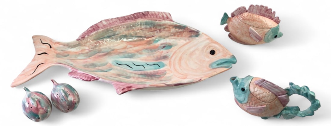 VTG Signed Studio Pottery Fish Platter Set: Vintage studio art pottery fish-themed set including a 21 inch long platter, salt and pepper shakers, lidded dish, and handled spout pitcher with lid. Hand-painted in pastel pink, blue, and green