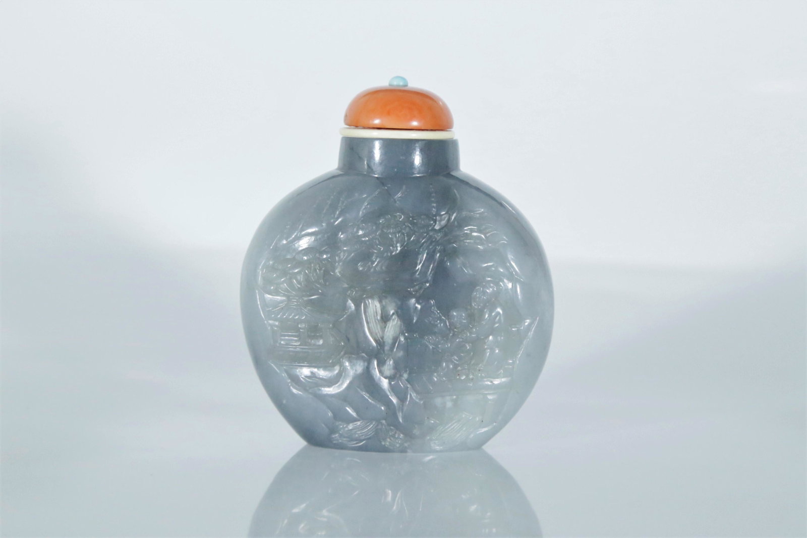 A gary white jade snuff bottle: A gary white jade snuff bottle Chinese Qing dynasty Size:6.5cmX7.5cm(1in=2.54cmï¼‰