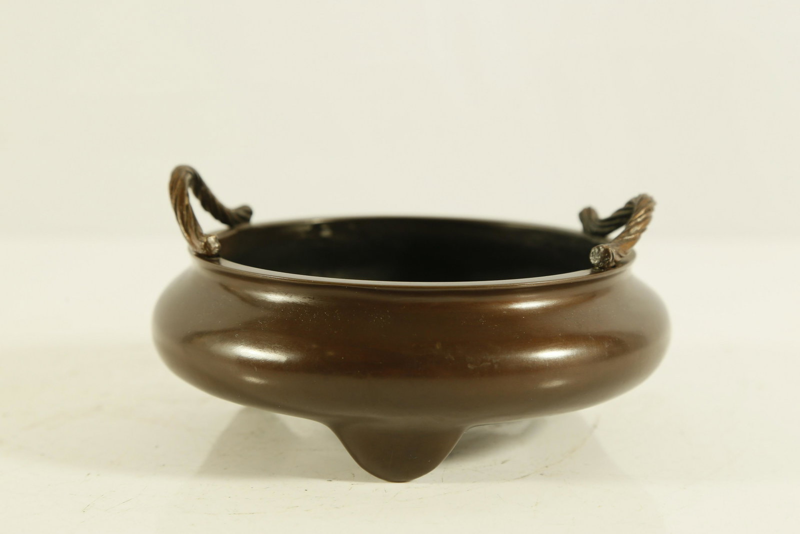 An Unique Copper Handle Censer: An Unique Copper Handle Censer Chinese Ming Dynasty Mark of Xuande Six-character and of the Period(1426-1435)Size:13cmx13.5cmx6.5cm