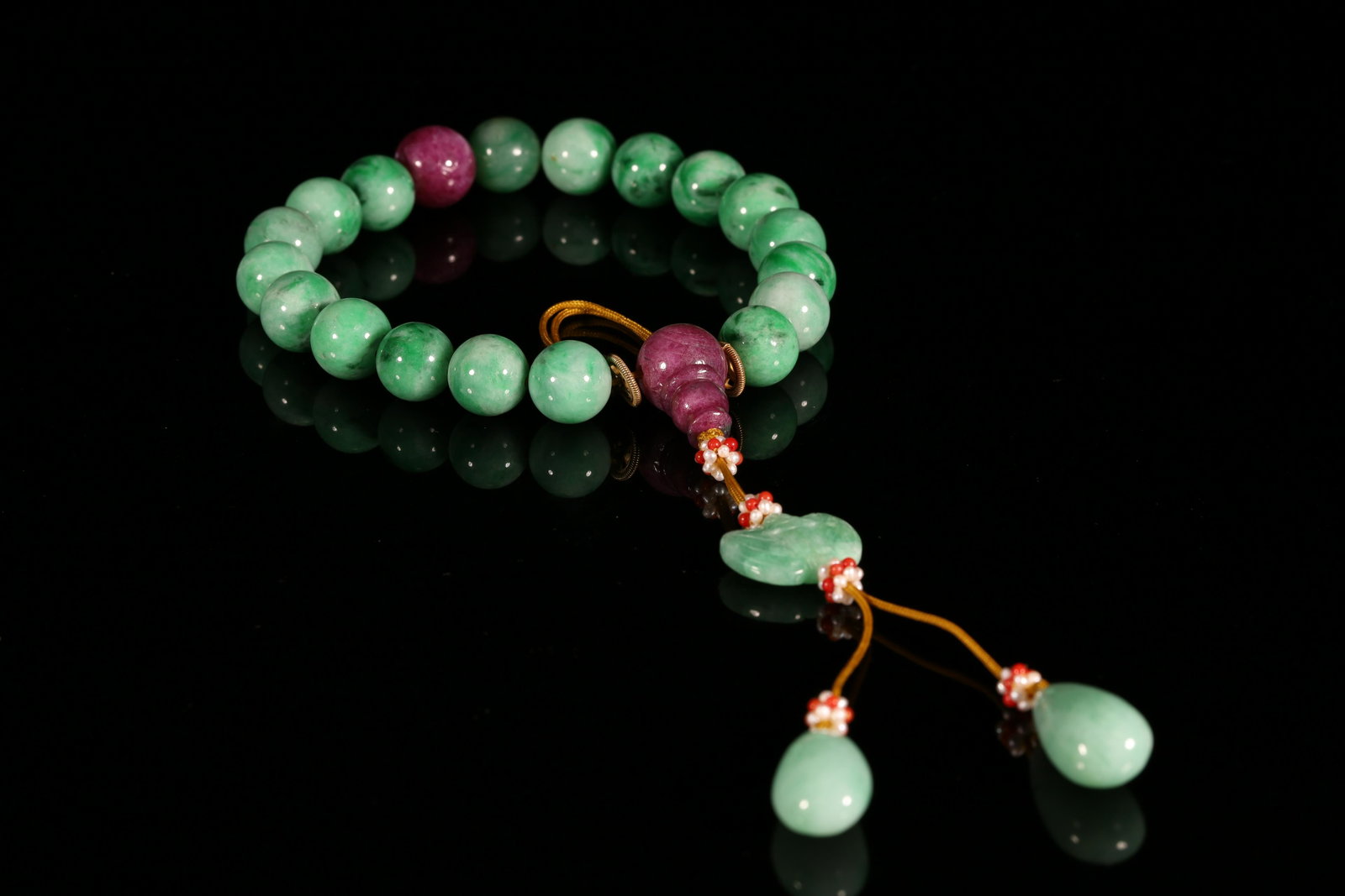 A Top and Rare Jadeite Bracelet: A Top and Rare Jadeite Bracelet Size: 1.3cm Chinese Qing Dynasty