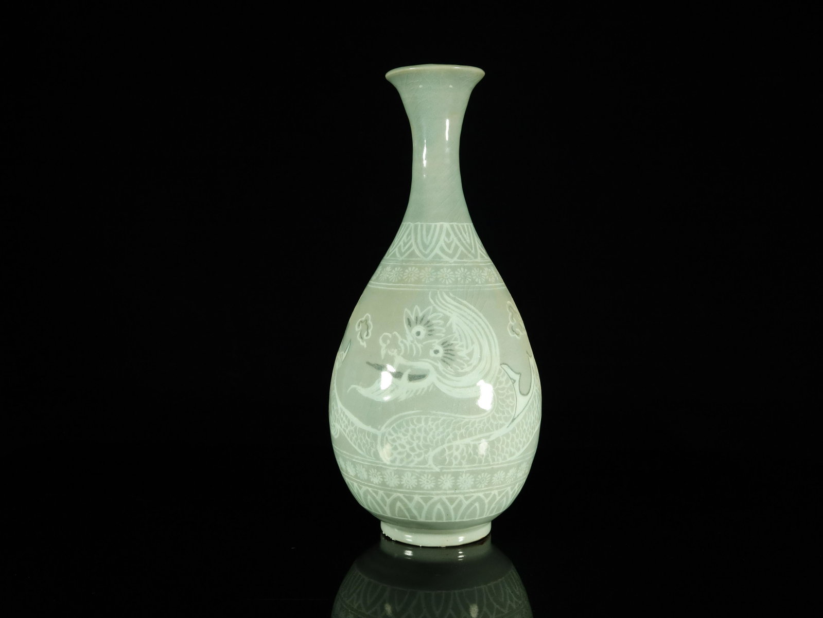 A Top and Unique Korean Celadon-Glazed Vase: A Top and Unique Korean Celadon-Glazed 'Dragon' Vase Choson Dynasty 11-12th Century Size:16cmx34cm