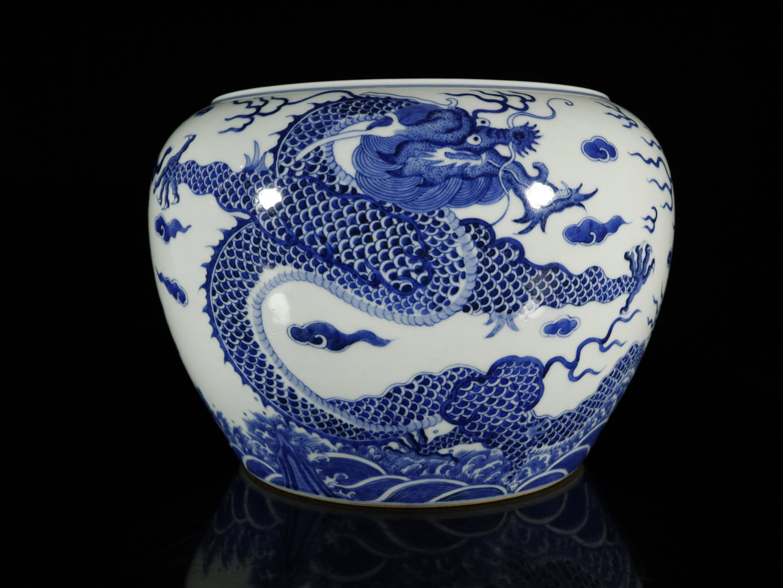 A Fine Blue and White 'Dragon' Jar: A Fine Blue and White 'Dragon' Jar Chinese Qing Dynasty Mark of Kangxi Four-character and of the Period(1662-1722) Size:30cmx22cm
