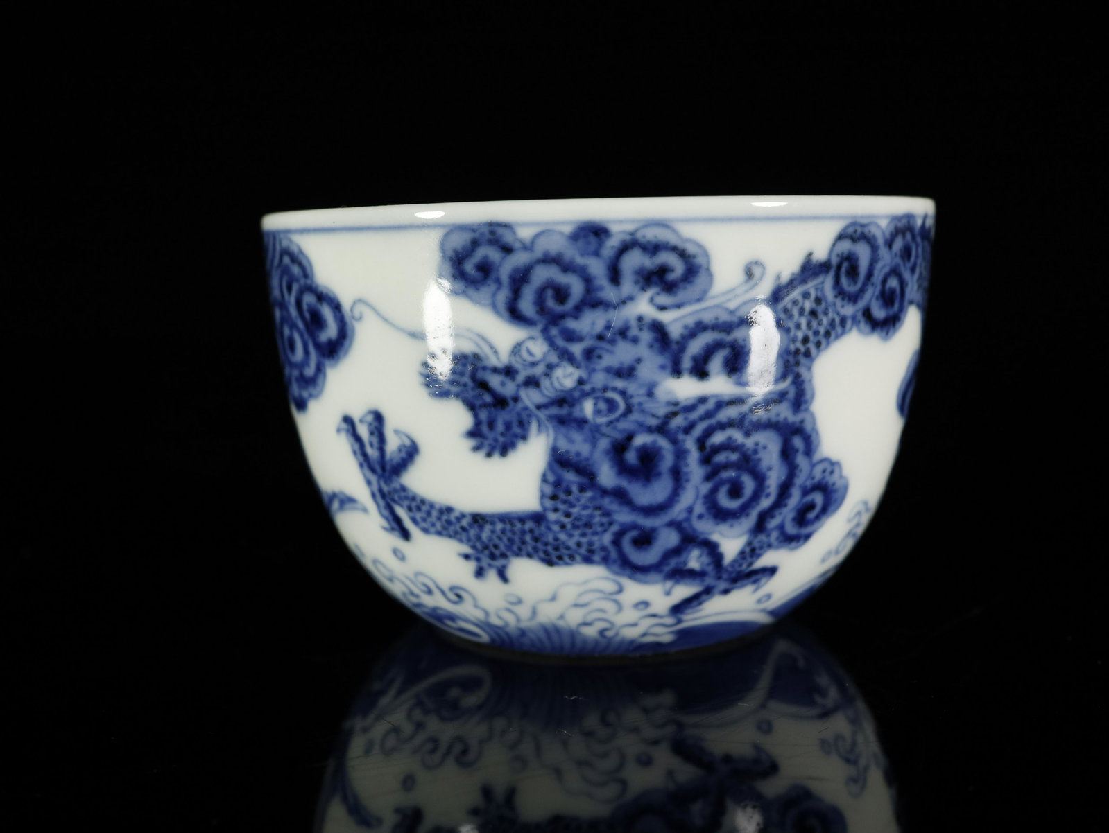 A Fine Blue and White 'Fish and Dragon' Cup: A Fine Blue and White 'Fish and Dragon' Cup Chinese Qing Dynasty Mark of Qianlong Six-character and of the Period(1736-1795) Size:8cmx5.2cm