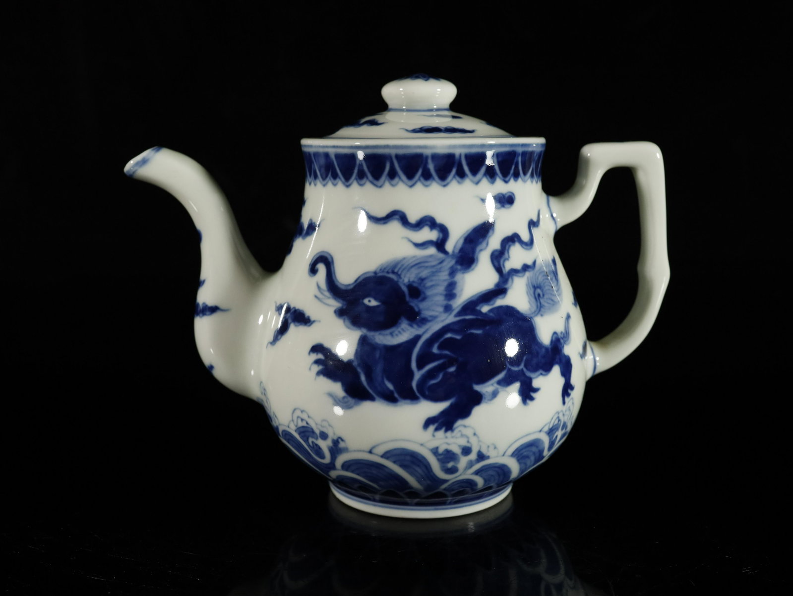 A Fine and Superb Blue and White 'Kylin' Ewer: A Fine and Superb Blue and White 'Kylin' EwerChinese Ming Dynasty Mark and Period of Chenghua (1465-1487) Sizeï¼š16cmx13cm