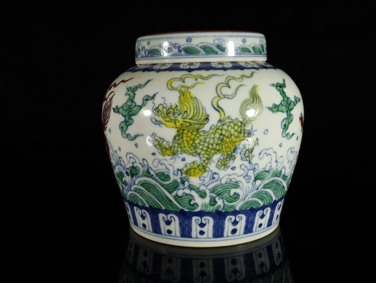 A Fine and Superb Wucai 'Kylin' Jar: A Fine and Superb Wucai 'Kylin' JarChinese Ming Dynasty Mark and Period of Chenghua (1465-1487) Sizeï¼š14cmx13.5cm
