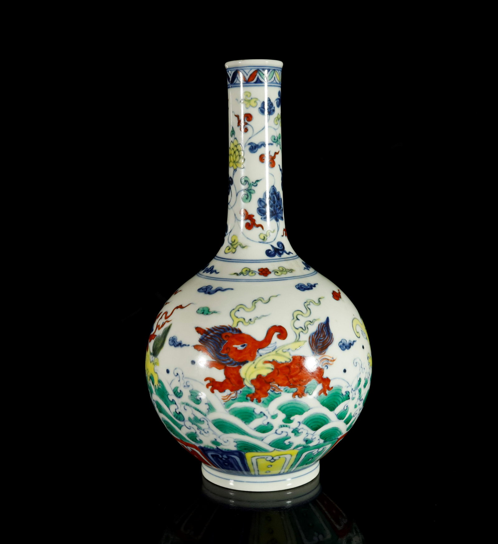 A Fine and Superb Wucai 'Kylin' Globular Vase: A Fine and Superb Wucai 'Kylin' Globular VaseChinese Ming Dynasty Mark and Period of Chenghua (1465-1487)Sizeï¼š14cmx25cm