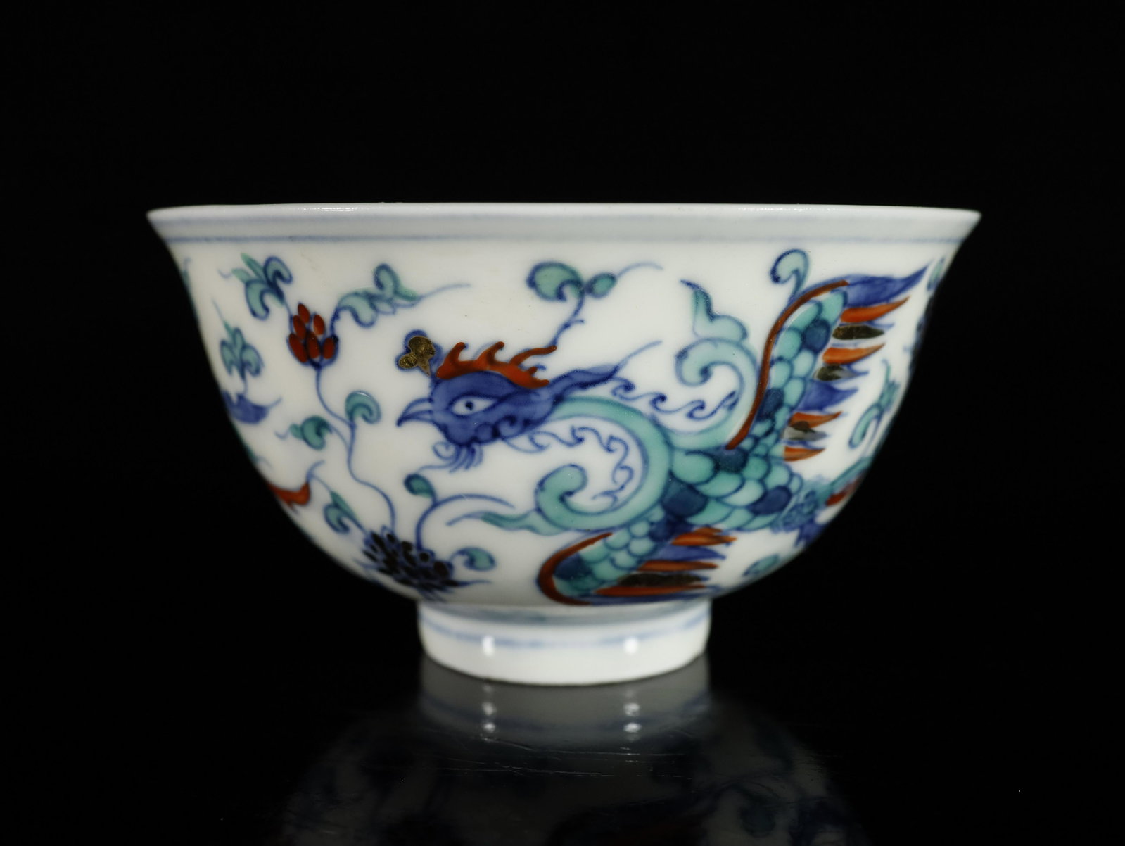 A Fine and Superb Wucai 'Flower and Bird' Cup: A Fine and Superb Wucai 'Flower and Bird' CupChinese Ming Dynasty Mark and Period of Chenghua (1465-1487)Sizeï¼š9.2cmx5cm