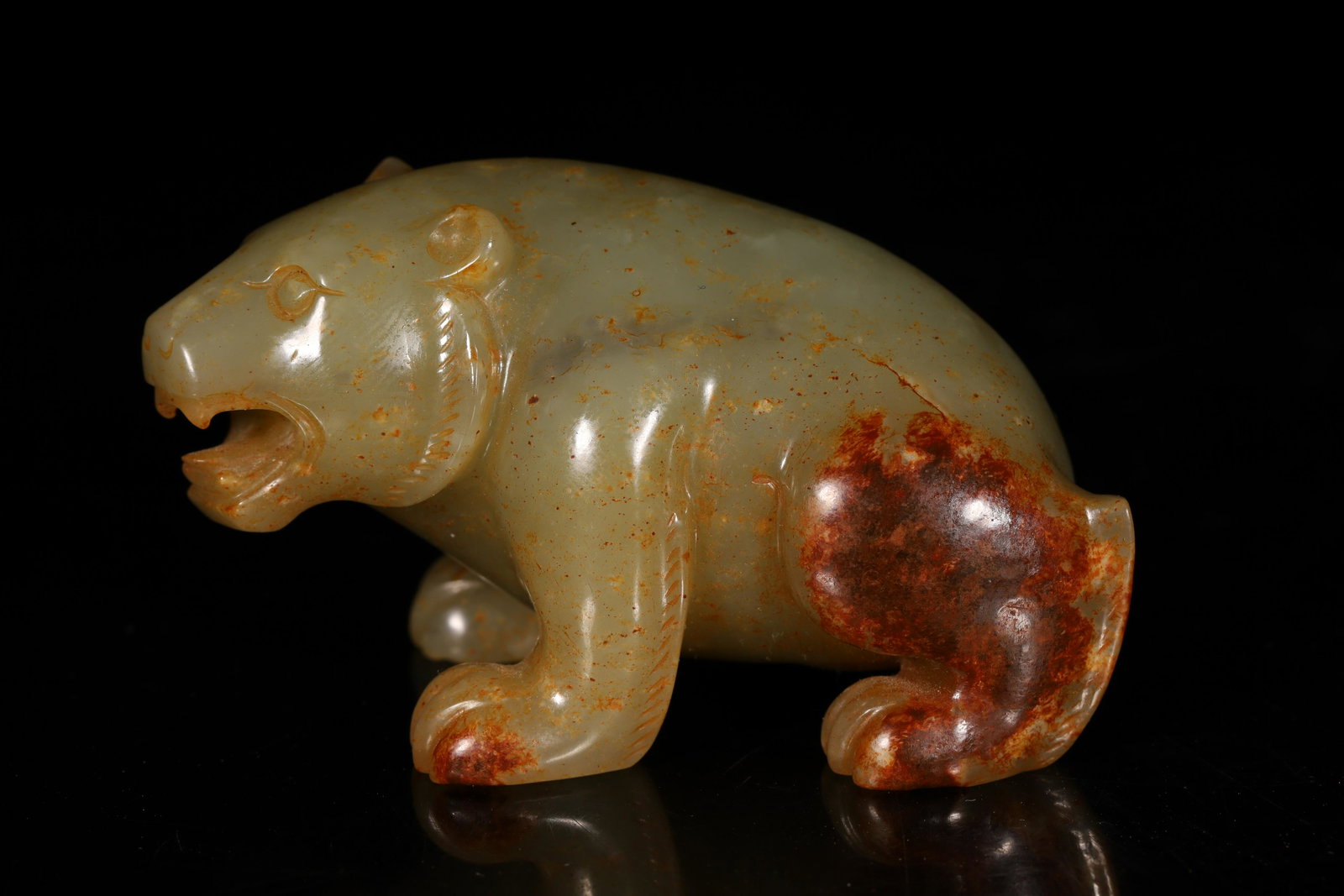A sancai and yellow-glazed ewer: A green and white 'bear' ornament Chinese Han Dynasty Size:8cmx4.3cmx4.5cm