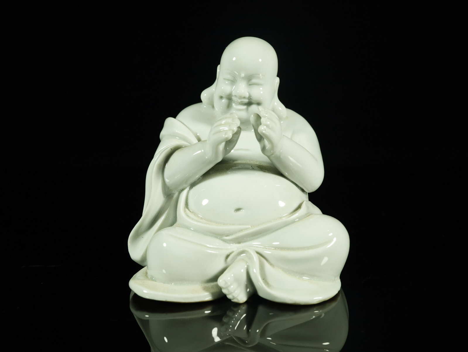 A Dehua yao Arhat: A Dehua yao Arhat Chinese Ming Dynasty(1368-1644) Sizeï¼š10cmx11cmx12cm