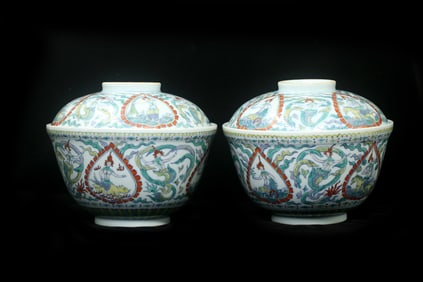 PAIR OF DOUCAI GLAZE BOWLS