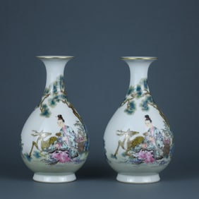 FAMILLE ROSE GLAZE CARVED FIGURE PATTERN VASE