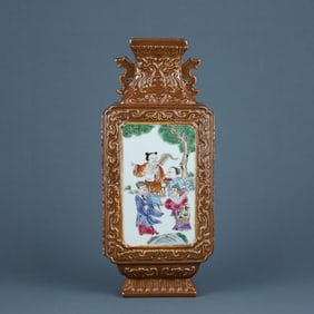 FAMILLE ROSE GLAZE CARVED FIGURE PATTERN VASE