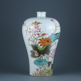 FAMILLE ROSE GLAZE CARVED FLORAL PATTERN VASE