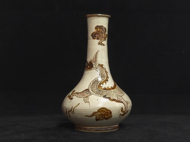 Long-necked vase with cloud dragon pattern