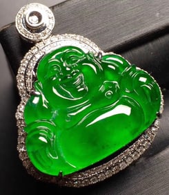 ICY GREEN JADEITE BUDDHA PATTERN PENDANT