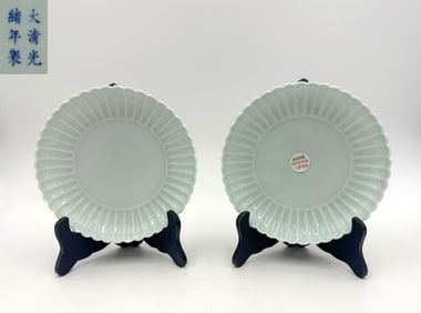 PAIR OF GUANGXU MARK GUAN WARE GLAZE PLATES
