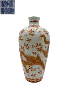 QIANLONG MARK ALUM RED GLAZE DRAGON PATTERN VASE