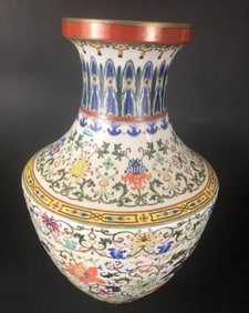 QIANLONG MARK FAMILLE ROSE GLAZE VASE