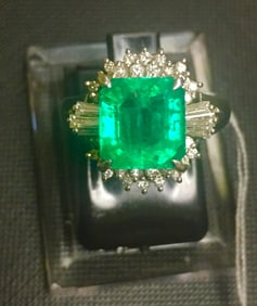 EMERALD CARVED FINGER RING