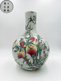 QIANLONG MARK FAMILLE ROSE GLAZE PEACH PATTERN VASE