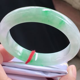 Ice-smooth wide-rimmed bracelet with floating flowers