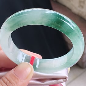 Ice-smooth floating green wide-brimmed bracelet