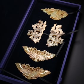Ancient jade coiled dragon-patterned jade ornaments