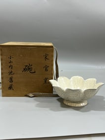 Ge kiln moon-white glaze lotus bowl
