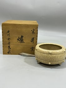 Ge kiln beige glaze three-legged drum-nail stove